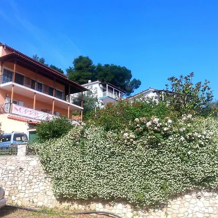 Tzaneria Hotel *