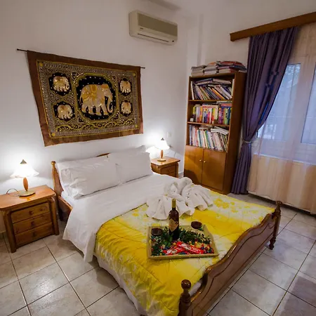 Tzaneria Hotel *