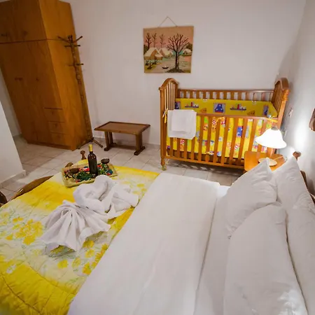 Tzaneria Hotel *